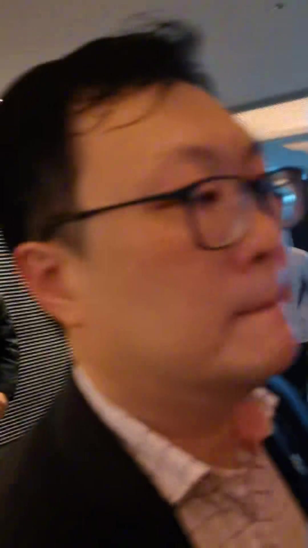 Kaiyun开云中国官网-现场气氛相当火爆😍C罗走出酒店电梯，为蹲守酒店的球迷签名