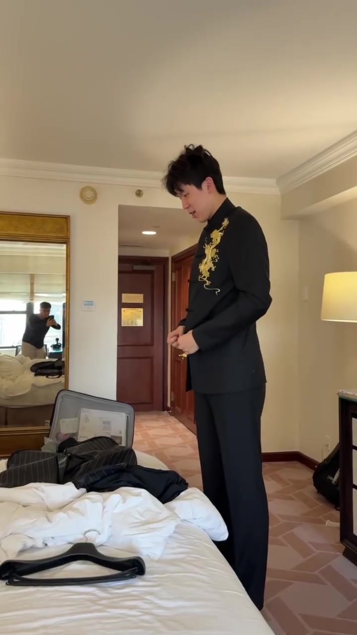 开云登录入口-工作室分享杨瀚森时尚穿搭：全新造型亮相，抢先一睹风采