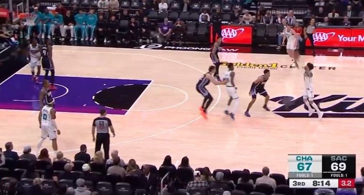 手感来了怎么投都进！三球接锅三分 踩着logo直接压哨扔进！