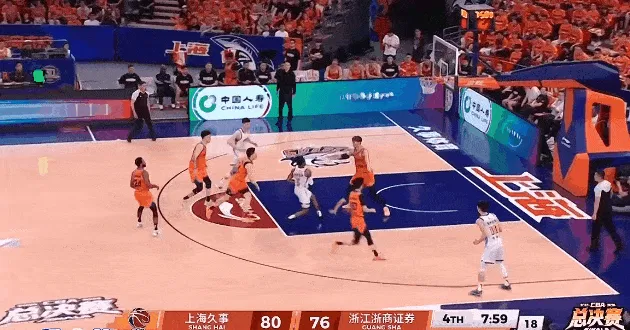 累坏了！胡金秋篮下接球尝试强起，可惜直接脱手掉球失误出界